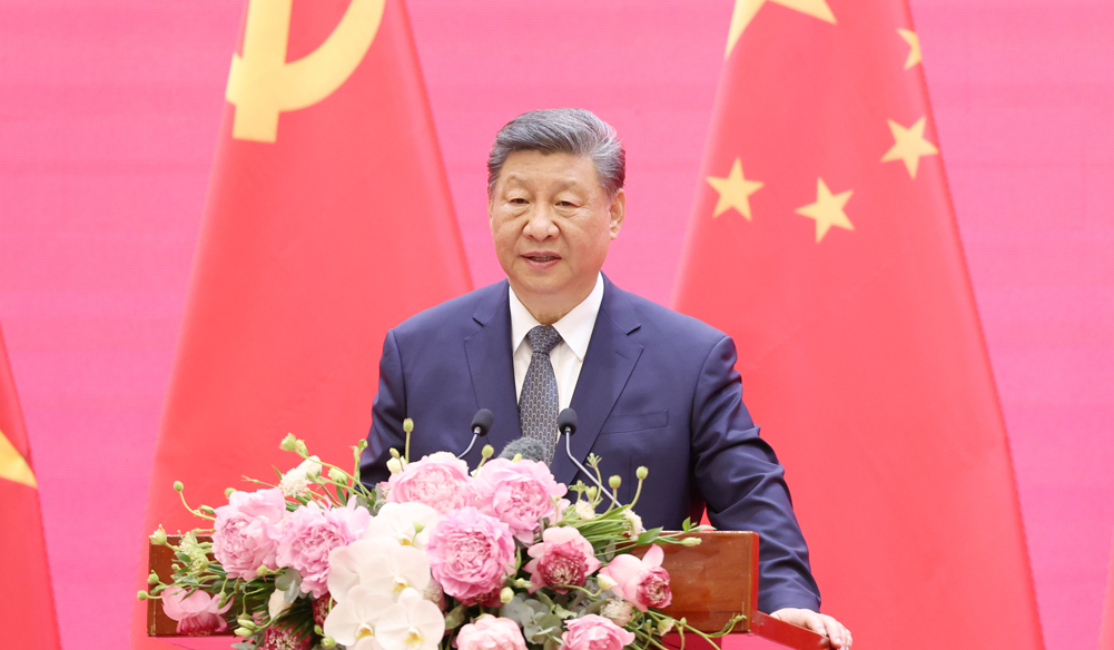 習(xí)近平同越共中央總書記蘇林、越南國(guó)家主席梁強(qiáng)共同會(huì)見中越人民大聯(lián)歡活動(dòng)代表